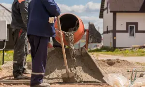 Ile łopat piasku na worek cementu pod kostkę – idealne proporcje dla betonu