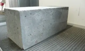 Czy sam cement z wodą zwiąże? Poznaj kluczowe czynniki wpływające na utwardzanie