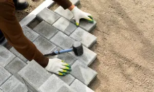 Jaki cement pod kostkę? Kluczowe informacje o rodzajach i zastosowaniu