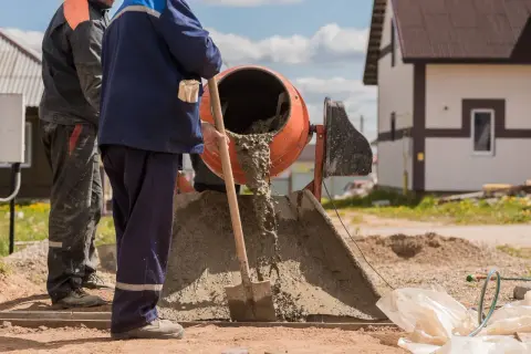 Ile łopat piasku na worek cementu pod kostkę – idealne proporcje dla betonu