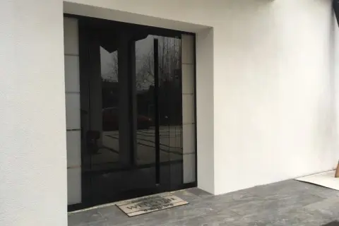 Najnowsze trendy w drzwiach szklanych wejściowych na nadchodzące sezony