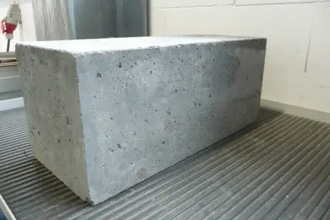 Czy sam cement z wodą zwiąże? Poznaj kluczowe czynniki wpływające na utwardzanie