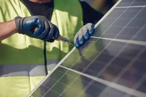 Ile paneli potrzebujesz do instalacji 1 kWp? Sprawdź to teraz!