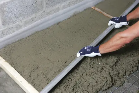 Jaki cement na wylewki: kluczowe informacje dla trwałych i solidnych podłóg