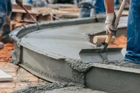 Jaki piasek do cementu wybrać, aby zapewnić trwałość konstrukcji?