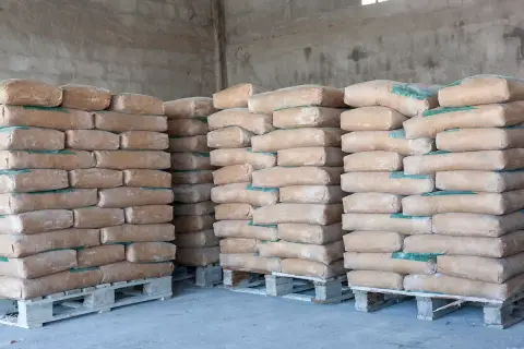 Jaki cement do tynkowania? Wybierz najlepszy materiał dla swojego projektu