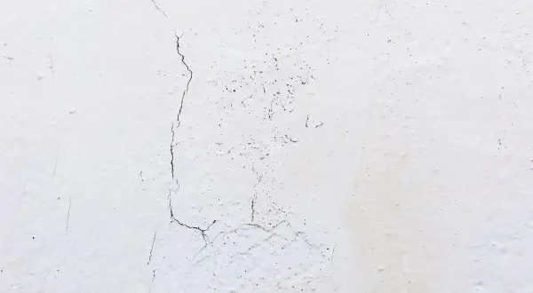 Pęknięcia na białym tynku, które mogą być odpowiedzią na pytanie dlaczego tynk gipsowy pęka.