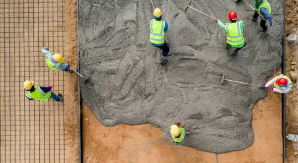 Ile wiąże cement? Poznaj czas wiązania i wpływające czynniki