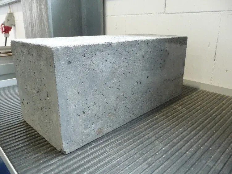 Czy sam cement z wodą zwiąże? Poznaj kluczowe czynniki wpływające na utwardzanie