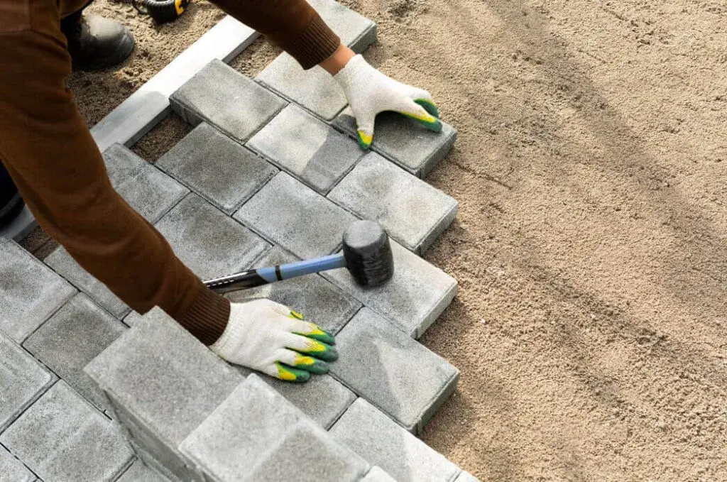 Jaki cement pod kostkę? Kluczowe informacje o rodzajach i zastosowaniu