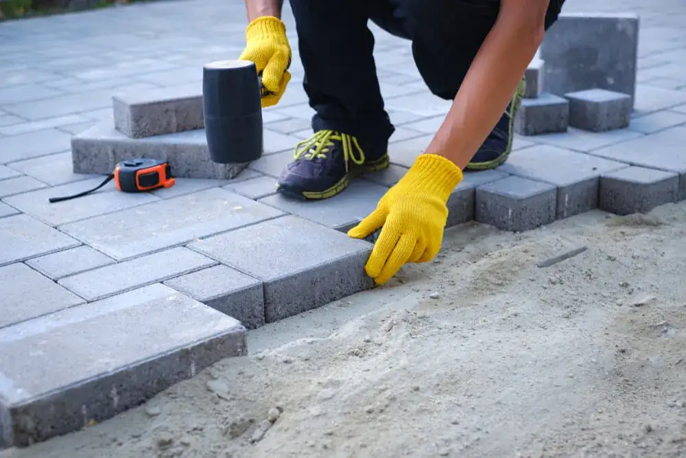 Zdjęcie Jaki cement na podsypkę pod kostkę – najlepsze rodzaje i proporcje mieszanki