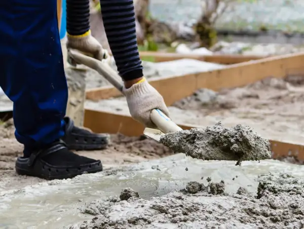 Tona cementu ile kosztuje? Zaskakujące ceny i czynniki wpływające na koszt