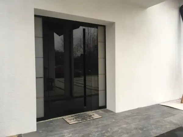 Najnowsze trendy w drzwiach szklanych wejściowych na nadchodzące sezony